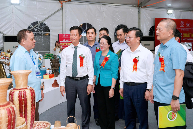 Các đại biểu tham quan gian hàng tại Hội chợ thương hiệu hàng xuất khẩu Việt Nam năm 2025. Ảnh: N.H