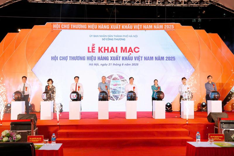 Khai mạc Hội chợ Thương hiệu hàng xuất khẩu Việt Nam năm 2025. Ảnh: N.H