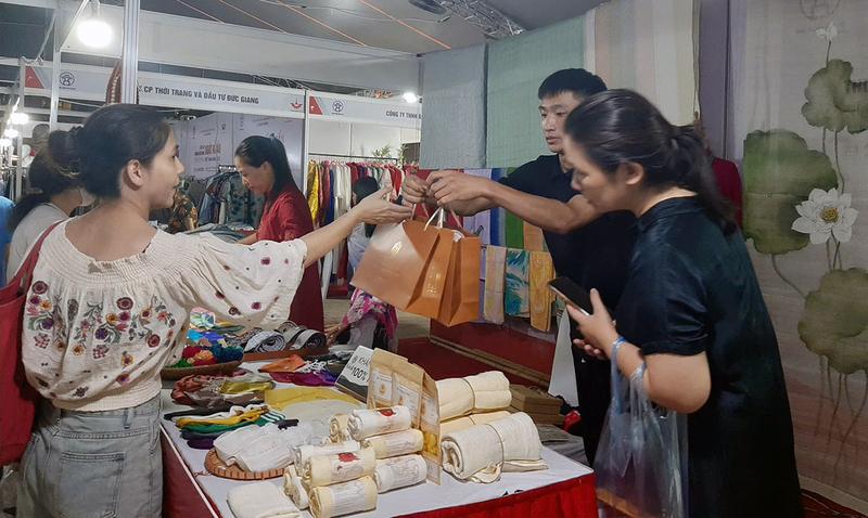 Gian hàng Hợp tác xã Lụa đũi Nam Cao thu hút đông đảo khách hàng tham quan, mua sắm. Ảnh: N.H