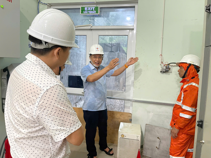 Phó Tổng Giám đốc EVNCPC Nguyễn Hữu Khánh kiểm tra TBA 110kV Lăng Cô