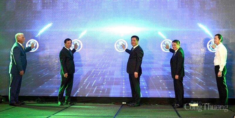 Bộ trưởng Nguyễn Hồng Diên và các đại biểu bấm nút khánh thành Kho cảng LNG Cái Mép.