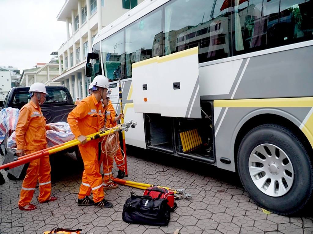 Đội xung kích PC Quảng Ninh mang theo nhiều thiết bị lên đường vào Hà Tĩnh hỗ trợ khắc phục mưa bão