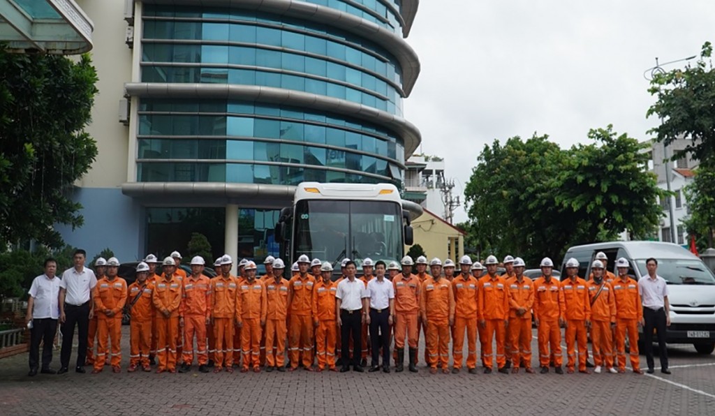 EVNNPC chạy đua thời gian, xuyên đêm khắc phục hậu quả bão số 5