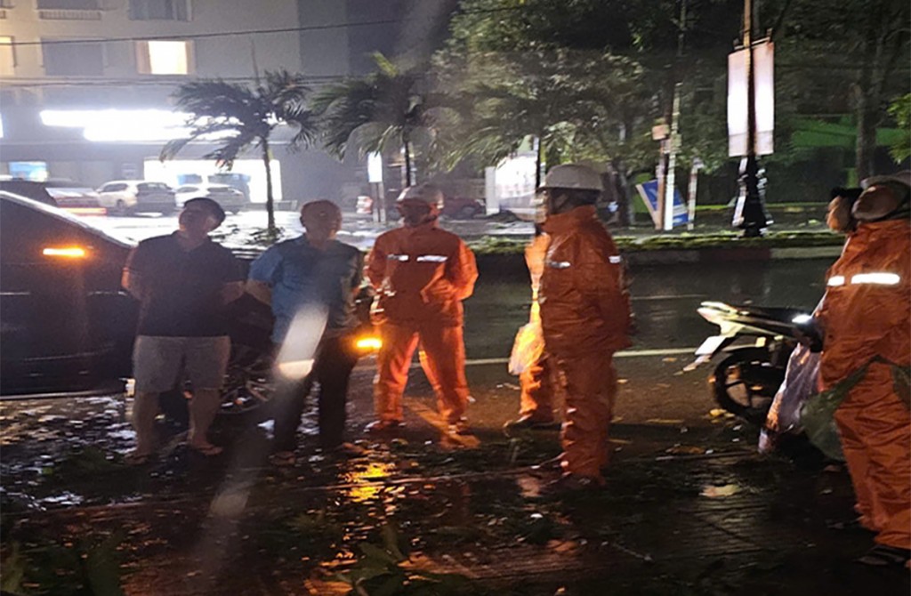 Cán bộ nhân viên EVNNPC xuyên đêm khắc phục các sự cố điện do bão số 5 gây ra