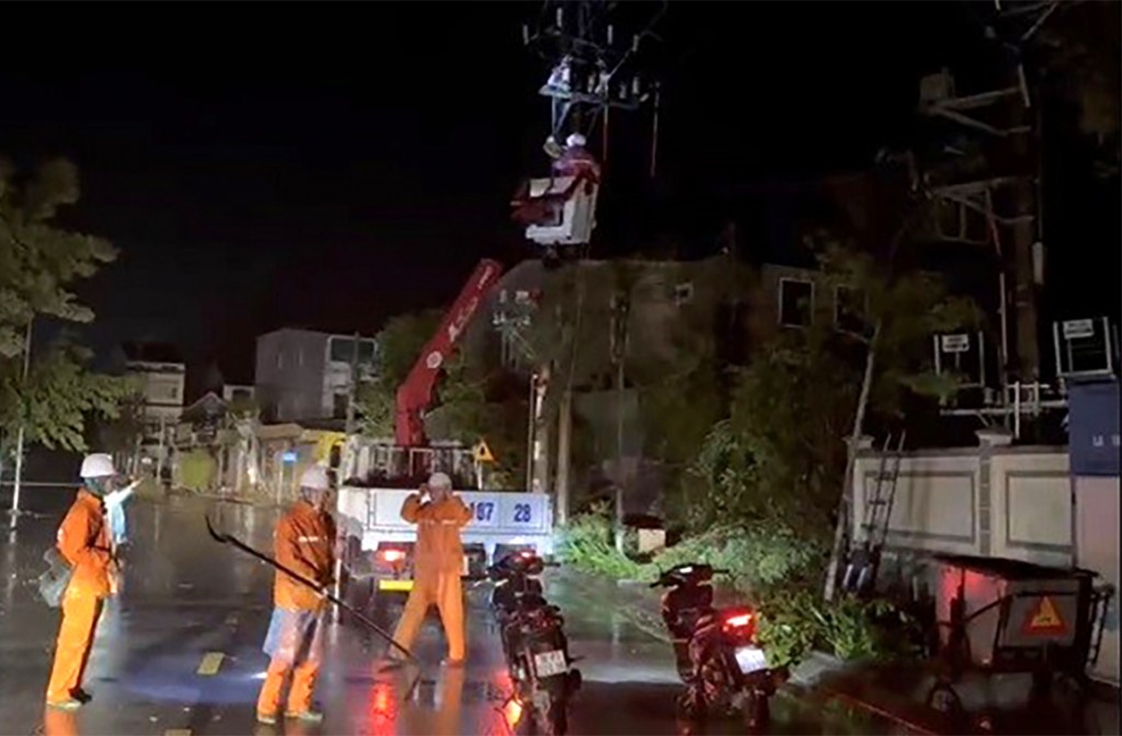 EVNNPC chạy đua thời gian, xuyên đêm khắc phục hậu quả bão số 5