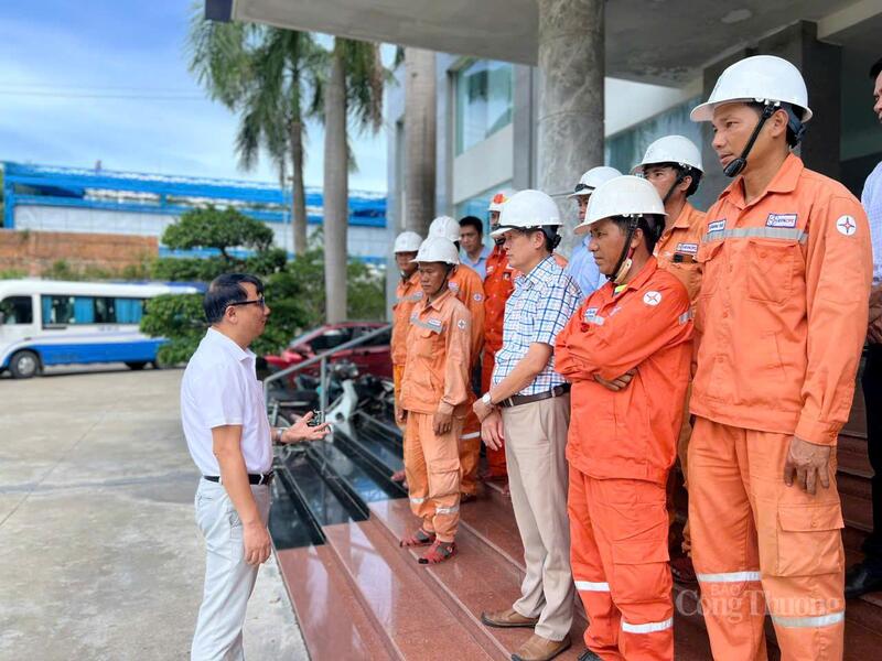 Các kỹ sư, công nhân thuộc Công ty Điện lực Quảng Ngãi lên đường hỗ trợ điện lực Hà Tĩnh