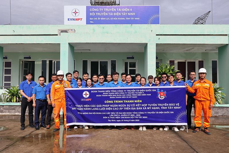 Thanh niên EVNNPT ra quân thực hiện các biện pháp ngăn ngừa sự cố kết hợp tuyên truyền bảo vệ hành lang an toàn lưới điện cao áp.