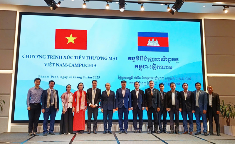 Đại biểu hai nước chụp hình lưu niệm tại hội nghị