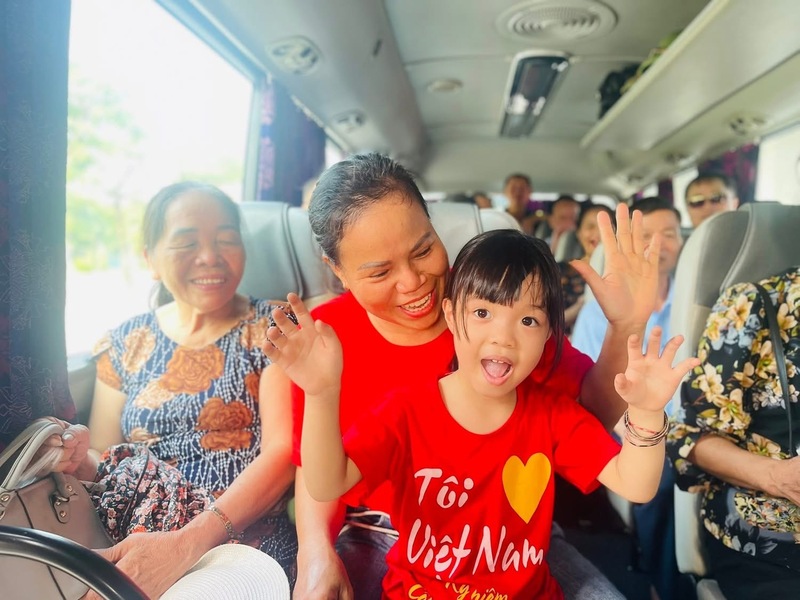 Bà con tại điểm Trung tâm Văn hóa Xứ Đông, TP. Hải Phòng thăm quan triển lãm trên chuyến xe miễn phí. Ảnh: CTV