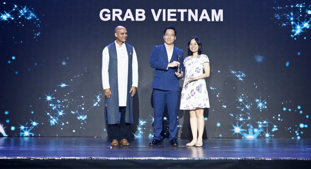 Ông Mã Tuấn Trọng - CEO và bà Hark Kah - Giám đốc Nhân sự, đại diện Grab Việt Nam nhận giải thưởng