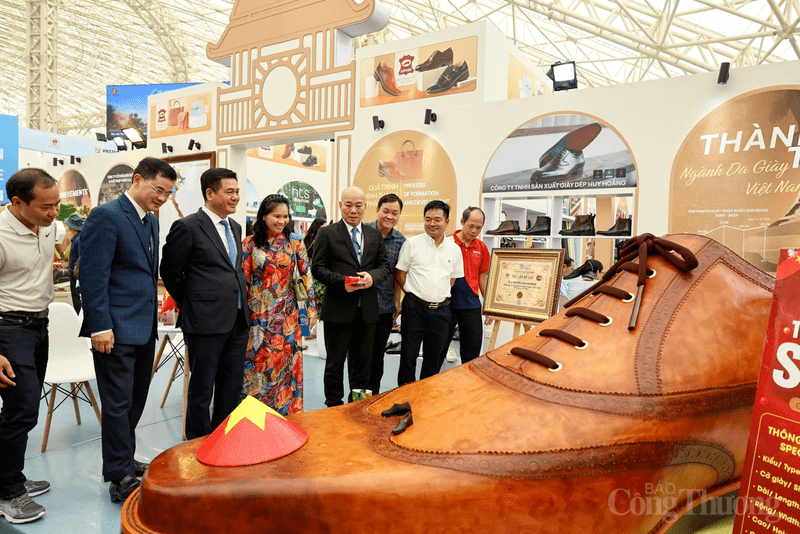 Bộ trưởng Bộ Công Thương Nguyễn Hồng Diên tham quan gian trưng bày của các doanh nghiệp, hiêp hội tại Triển lãm. Ảnh: Nam Nguyễn