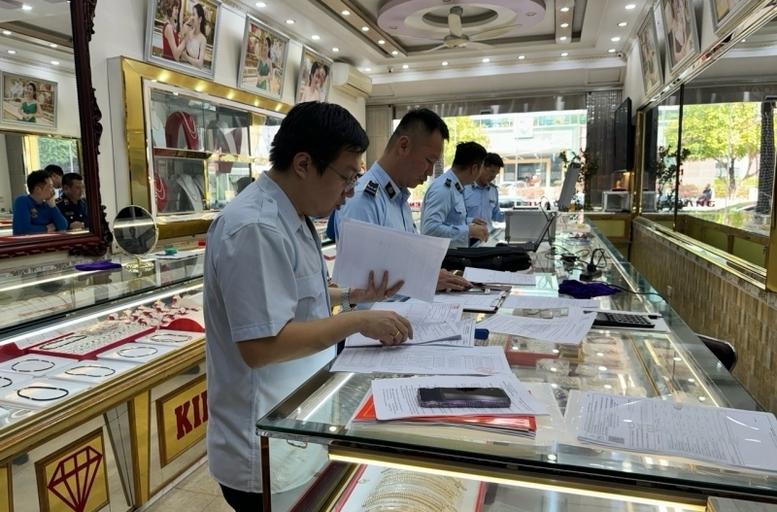 Tổ chức thanh tra việc chấp hành pháp luật của các doanh nghiệp kinh doanh vàng. Ảnh minh họa
