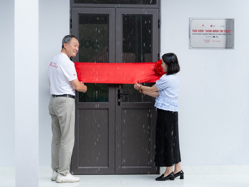 Lễ cắt băng khánh thành thư viện _Ươm mầm tri thức_