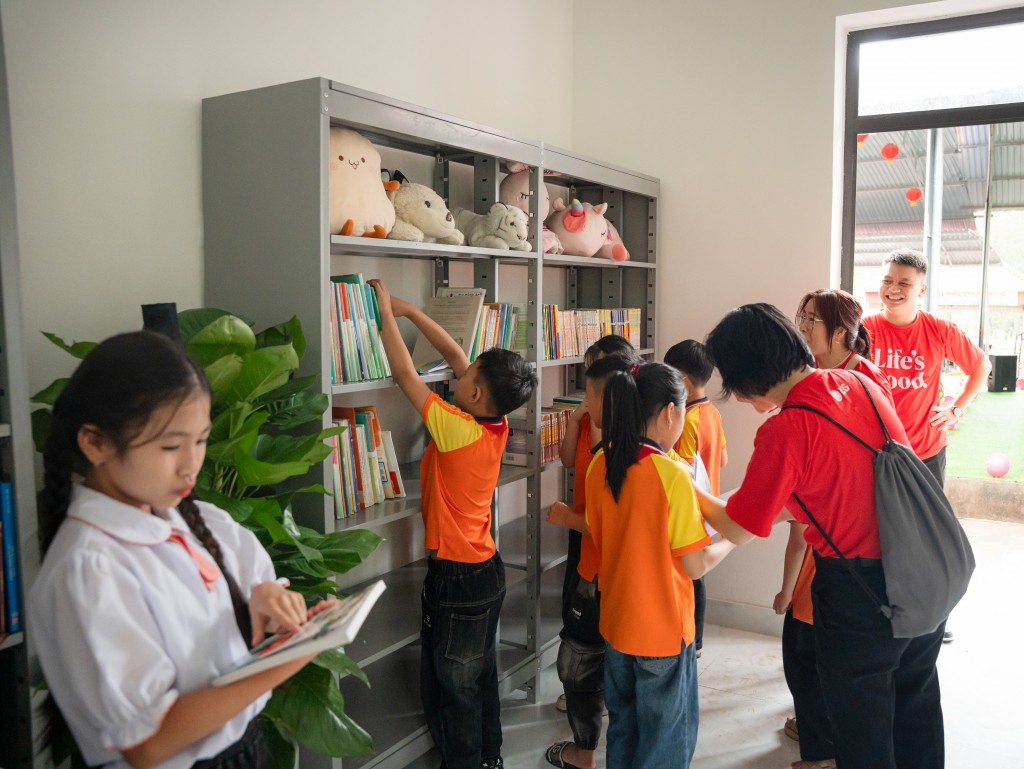 Các em học sinh trường Tiểu học Lợi Bác hào hứng khám phá những cuốn sách, truyện mới