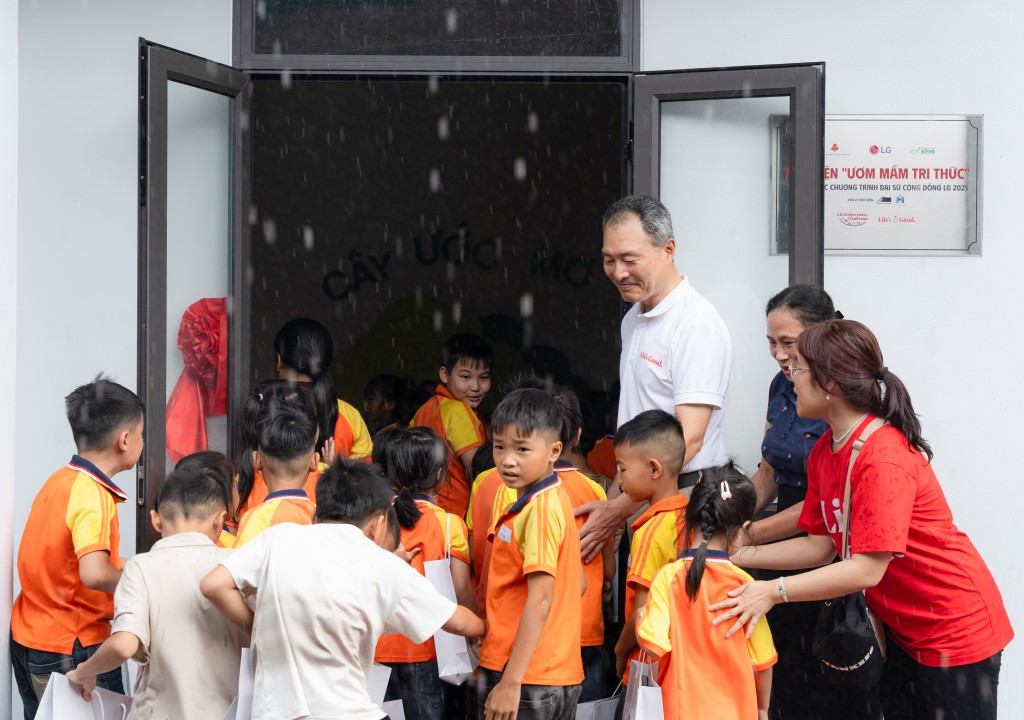 Các em học sinh trường Tiểu học Lợi Bác hào hứng khám phá thư viện mới