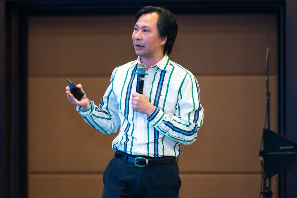 PGS.TS. Đàm Hoàng Phúc, Giám đốc chương trình Kỹ thuật Ô tô, Đại học Bách khoa Hà Nội chia sẻ tại tọa đàm. PGS.TS. Đàm Hoàng Phúc, Giám đốc chương trình Kỹ thuật Ô tô, Đại học Bách khoa Hà Nội chia sẻ tại tọa đàm.