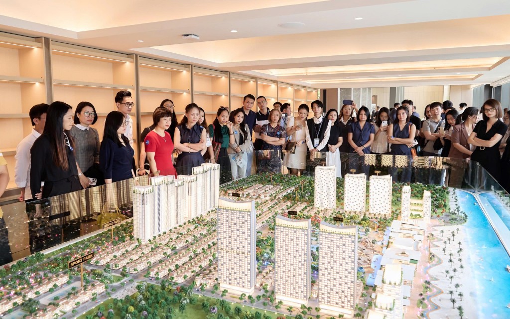 Khách mời trải nghiệm sa bàn và lắng nghe thuyết trình tổng quan về Blanca City