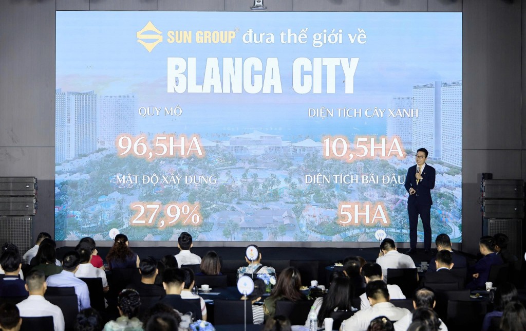 Đại diện Sun Property thuyết trình về dòng sản phẩm mới tại hai tháp Blanca 6,7
