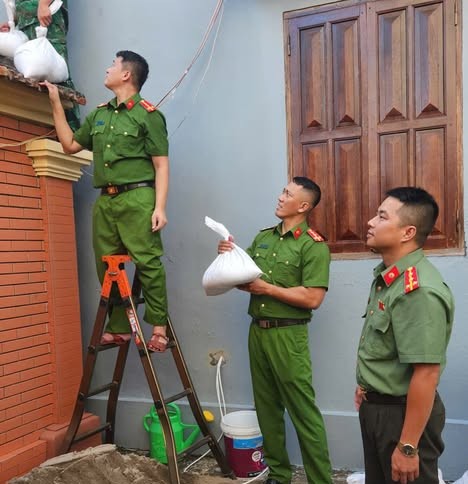 Công an đặc khu hỗ trợ nhân dân gia cố, chằng chống nhà cửa.
