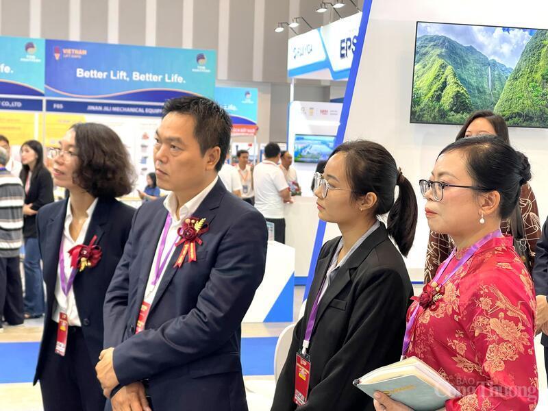 Ông Võ Hồng Sơn, Trưởng đại diện Văn phòng Bộ Công Thương khu vực miền Trung - miền Nam tham quan các gian hàng trong triển lãm