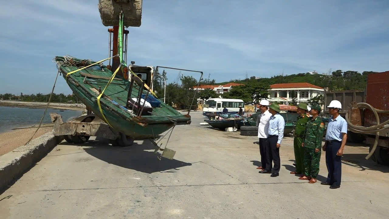 57 tàu thuyền của ngư dân đặc khu được đưa lên bờ an toàn. Ảnh: Đặc khu Bạch Long Vĩ