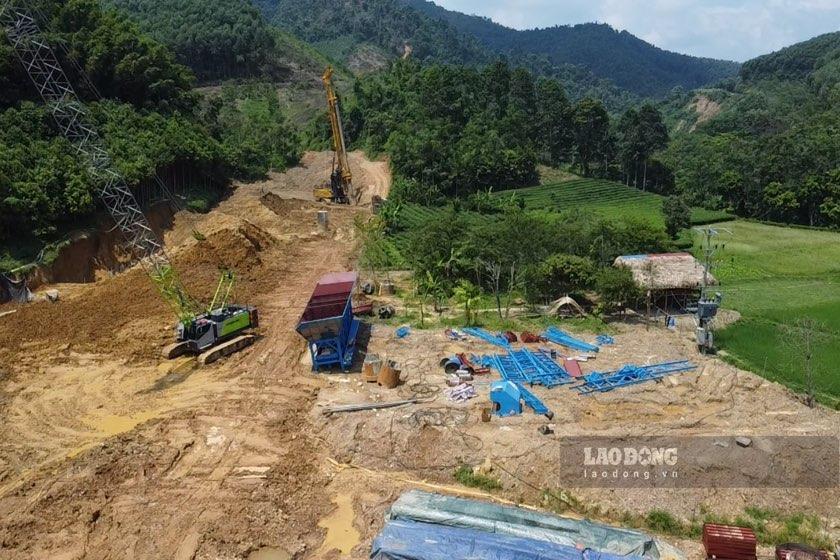 Nhiều đoạn tuyến thi công cầm chừng do vướng mặt bằng. Ảnh: Nhóm PV.