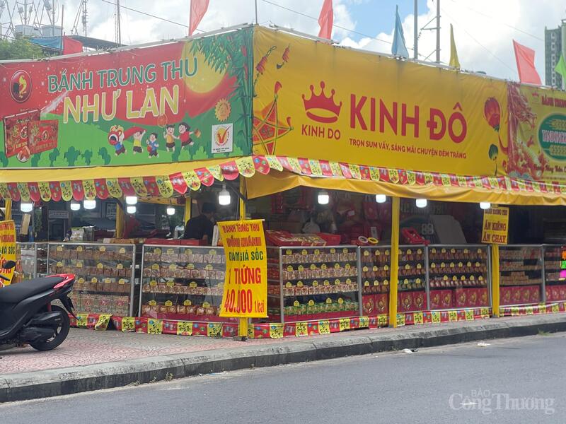 Trên đường Hải Thượng Lãn Ông, hàng loạt quầy bánh trung thu treo biển giảm giá.