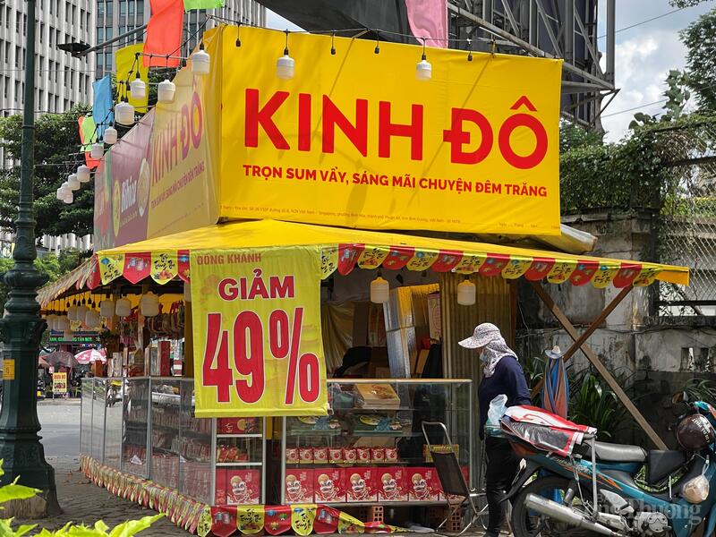 Kiot bánh trung thu Kinh Đô trên đường Nguyễn Thị Minh Khai (TP. Hồ Chí Minh) treo biển giảm giá đến 49%.