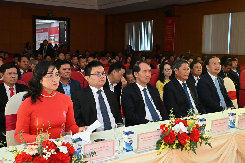 Thứ trưởng Bộ Công Thương Phan Thị Thắng, Thứ trưởng Bộ Công Thương Trương Thanh Hoài cùng các đại biểu tham dự Đại hội