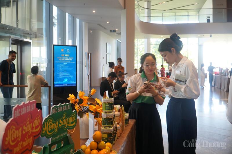 Các doanh nghiệp kết nối giao thương tại khu vực trưng bày, triển lãm giới thiệu sản phẩm trong khuôn khổ hội nghị.