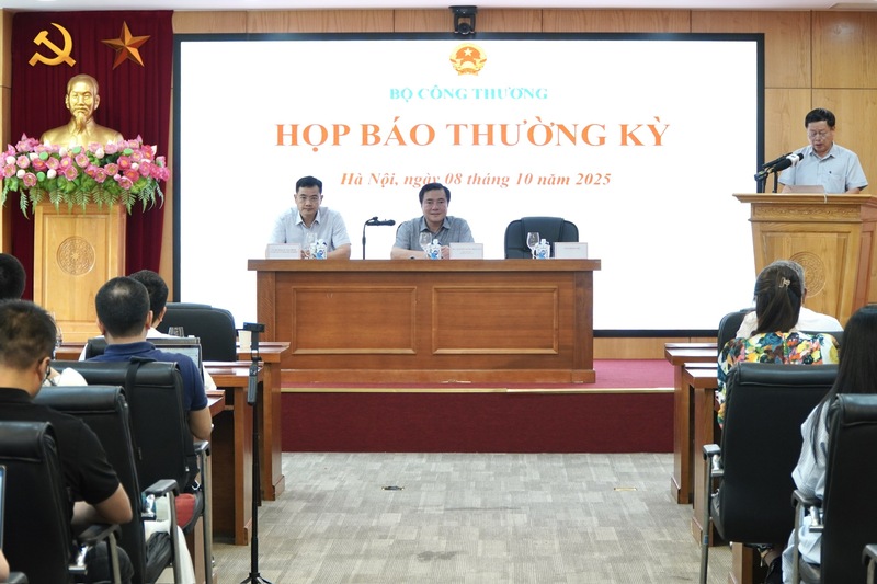 Thứ trưởng Bộ Công Thương Nguyễn Sinh Nhật Tân chủ trì họp báo.
