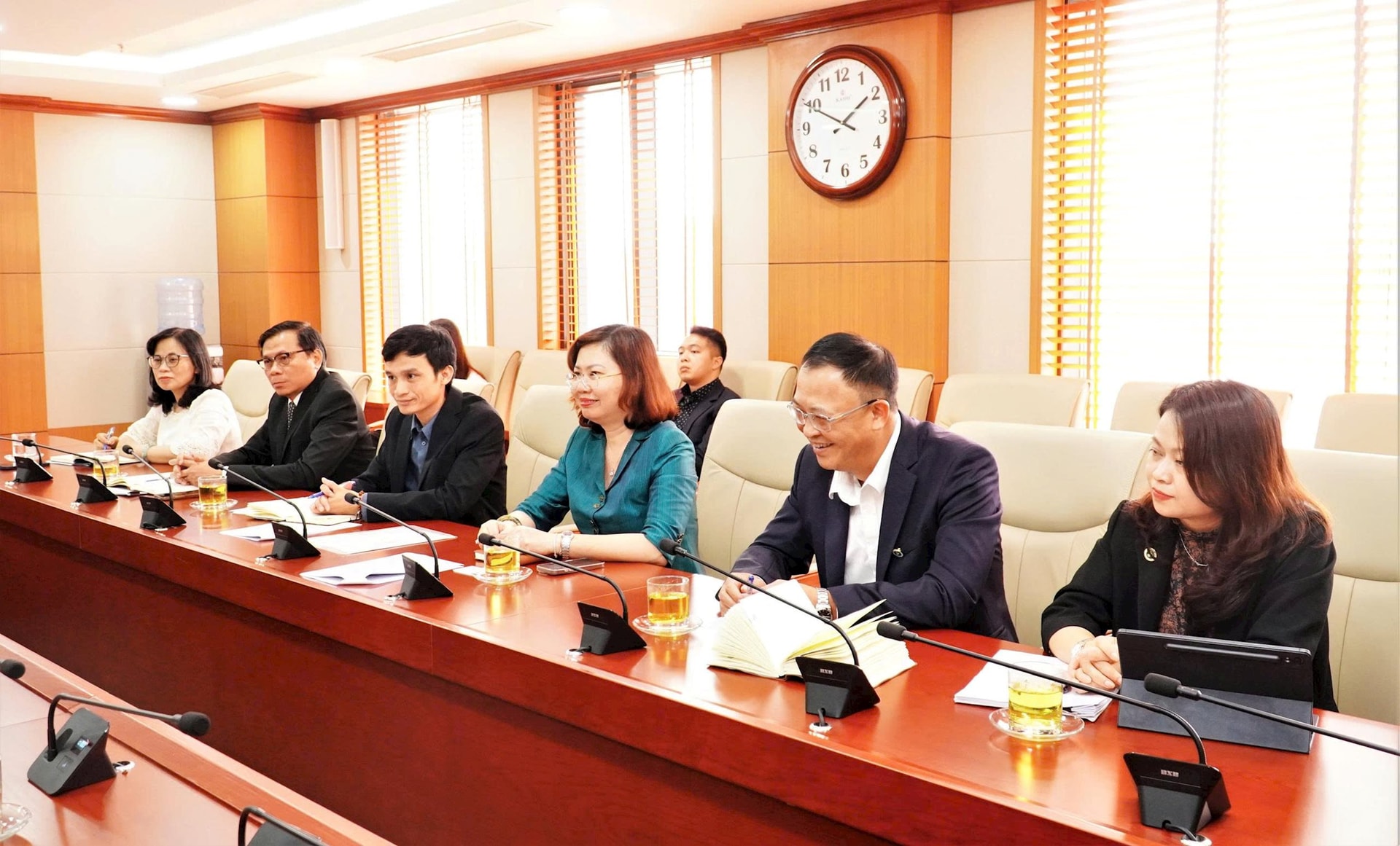 chu-tich-ubcknn-vu-thi-chan-phuong-tai-buoi-lam-viec.jpg