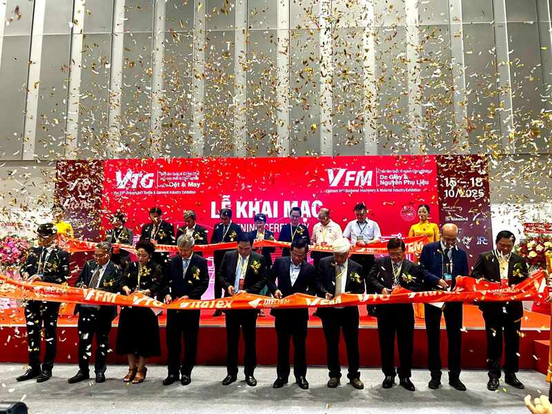 Đại biểu cắt băng khai mạc Triển lãm quốc tế ngành dệt may VTG 2025. Ảnh: Phương Hoa