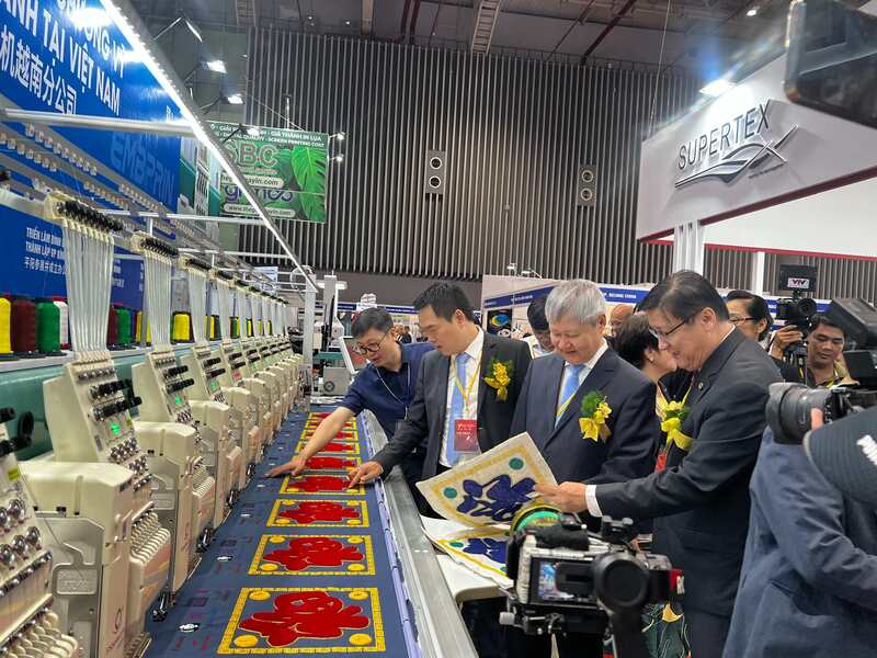 Doanh nghiệp trưng bày máy móc tại triển lãm VTG 2025. Ảnh: Phương Hoa