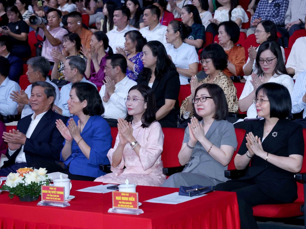 Trao giải cuộc thi ảnh nghệ thuật cấp quốc gia Tổ quốc bên bờ sóng