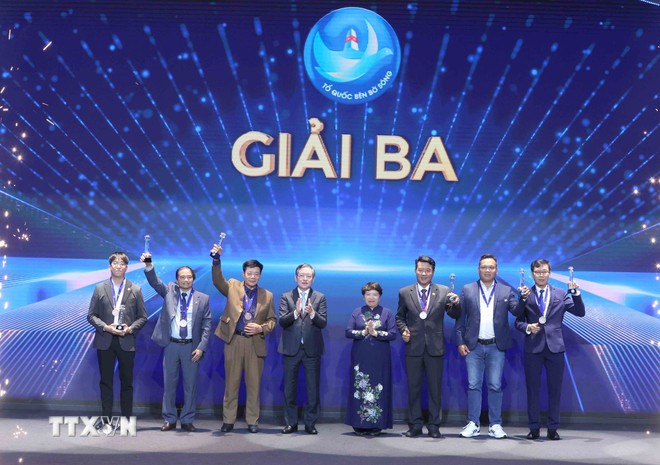 Các tác giải đoạt giải Ba Cuộc thi ảnh nghệ thuật cấp Quốc gia “Tổ quốc bên bờ sóng” lần thứ 3. (Ảnh: Phương Hoa/TTXVN)