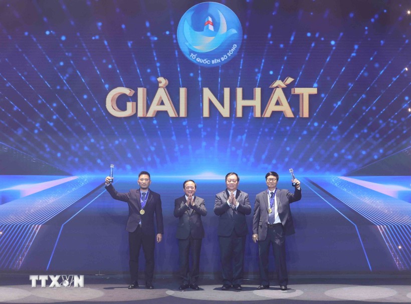 Trưởng Ban Tuyên giáo và Dân vận Trung ương Nguyễn Trọng Nghĩa, Đại tướng Trịnh Văn Quyết, Chủ nhiệm Tổng cục Chính trị Quân đội nhân dân Việt Nam trao giải Nhất cho các tác giả. (Ảnh: Phương Hoa/TTXVN)
