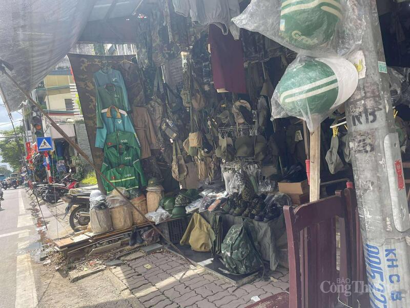 Cửa hàng tại phố Lê Duẩn chuyên đồ bảo hộ lao động, chữa cháy cũng hết hàng.