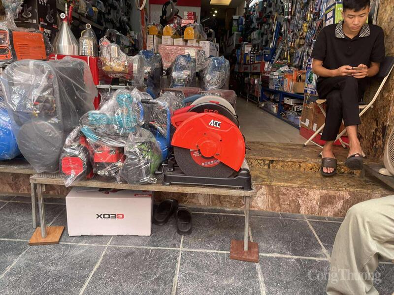 Cửa hàng tại phố Hàng Cháo hết bình chữa cháy.