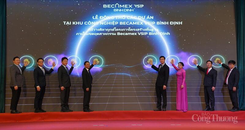 Các đại biểu thực hiện nghi thức Lễ động thổ các hạng mục trọng điểm thuộc Khu công nghiệp - đô thị - dịch vụ Becamex VSIP Bình Định.