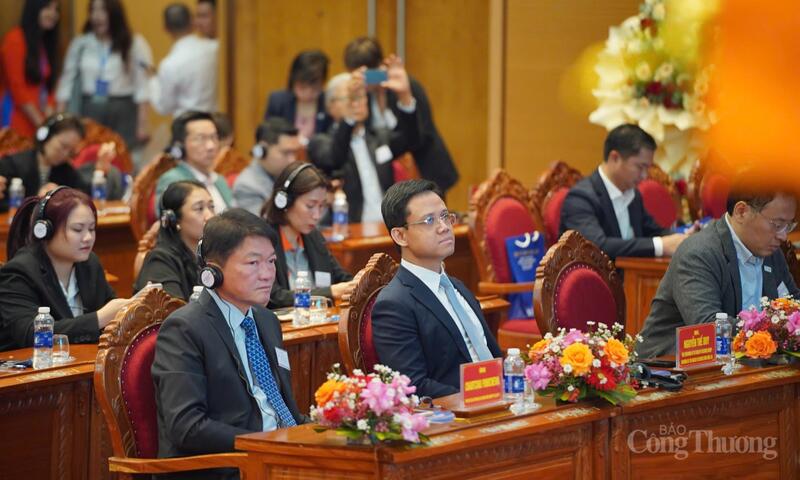Các đại biểu tham dự hội thảo.