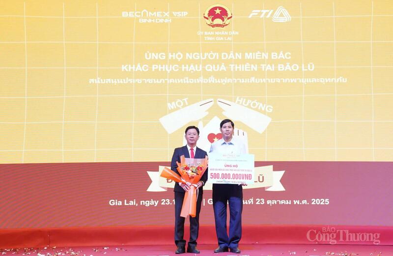 Lãnh đạo Becamex Bình Định trao tặng 500 triệu đồng cho Uỷ ban Mặt trận Tổ quốc Việt Nam tỉnh Gia Lai hỗ trợ người dân miền Bắc khắc phục hậu quả bão lũ.
