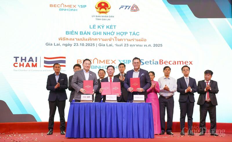Ông Nguyễn Văn Lăng (ở giữa), Tổng giám đốc Công ty Cổ phần Becamex Bình Định ký kết Biên bản ghi nhớ hợp tác giữa Becamex VSIP Bình Định với Hiệp hội Doanh nghiệp Thái Lan tại Việt Nam (TBAS) và Công ty CP SetiaBecamex.