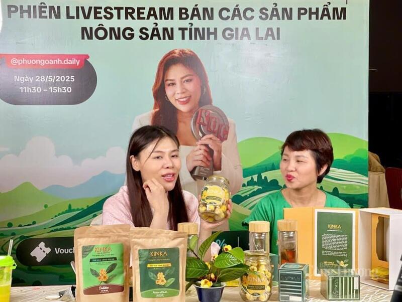 Livestream bán các sản phẩm nông sản tỉnh Gia Lai. Ảnh: Hiền Mai