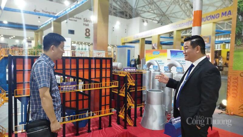 Tiến sĩ Nguyễn Đình Trọng giới thiệu công nghệ lò đốt rác thải sinh hoạt của T-Tech Việt Nam với khách đến thăm quan hội chợ. Anh: Hải Sơn