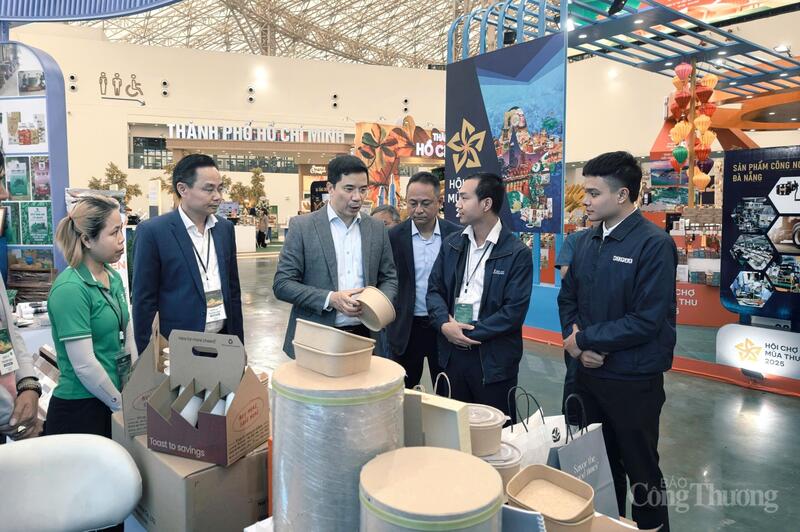 Ông Nguyễn Hồng Phong, Phó Bí thư Thường trực Tỉnh ủy Thanh Hóa cùng đại diện Sở Công Thương Thanh Hóa thăm gian hàng của Miza