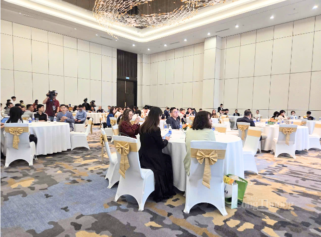 Các khách mời tham gia hội thảo.