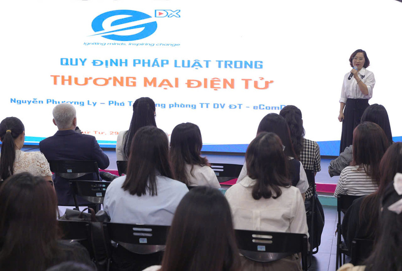 Bà Nguyễn Phương Ly, Phó Trưởng phòng Đào tạo eComDx, Cục TMĐT&KTS Bộ Công thương trao đổi các vấn đề pháp lí Thương mại điện tử. Ảnh: Cục Thương mại điện tử và Kinh tế số