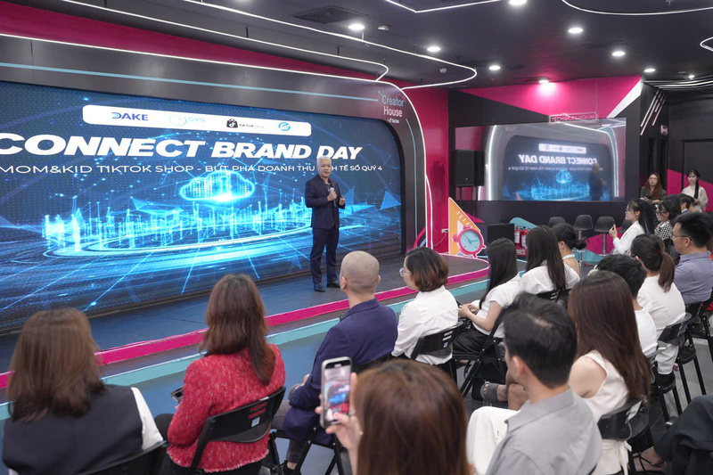 Ông Nguyễn Lâm Thanh, Đại diện TikTok Việt Nam chia sẻ định hướng của nền tảng đồng hành cùng hoạt động thanh niên khởi nghiệp. Ảnh: Cục Thương mại điện tử và Kinh tế số