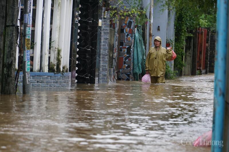 Khu vực Mẹ Suốt, mưa lớn dồn dập đã gây ngập sâu hàng trăm nhà dân.